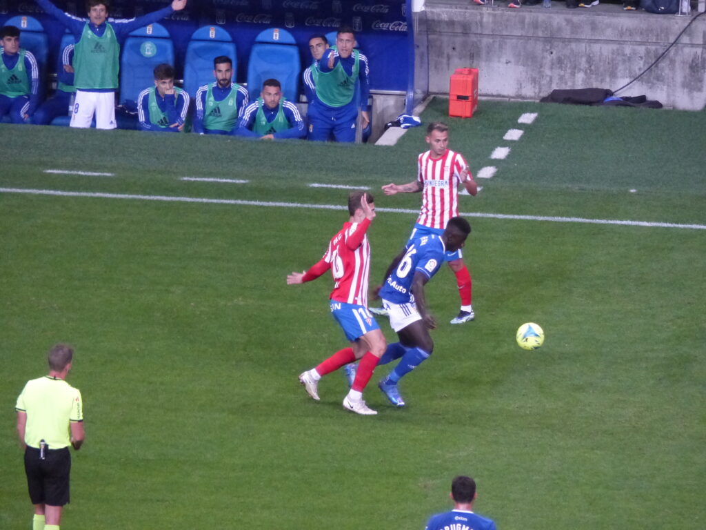 Tablas en el derbi con vuelta de gradas llenas