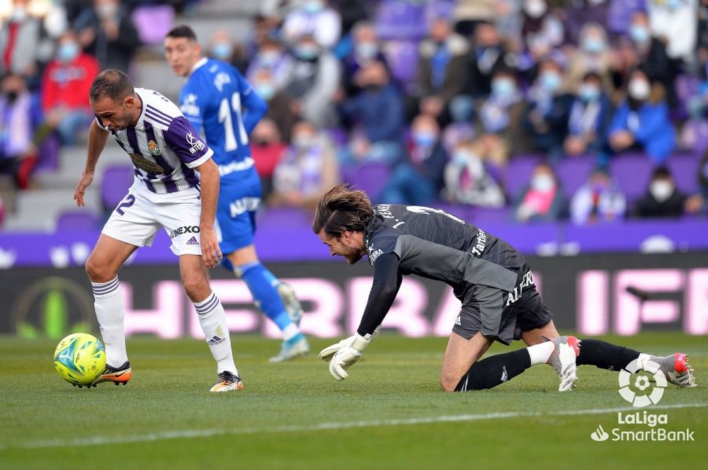 Dos errores condenan al Oviedo en Pucela