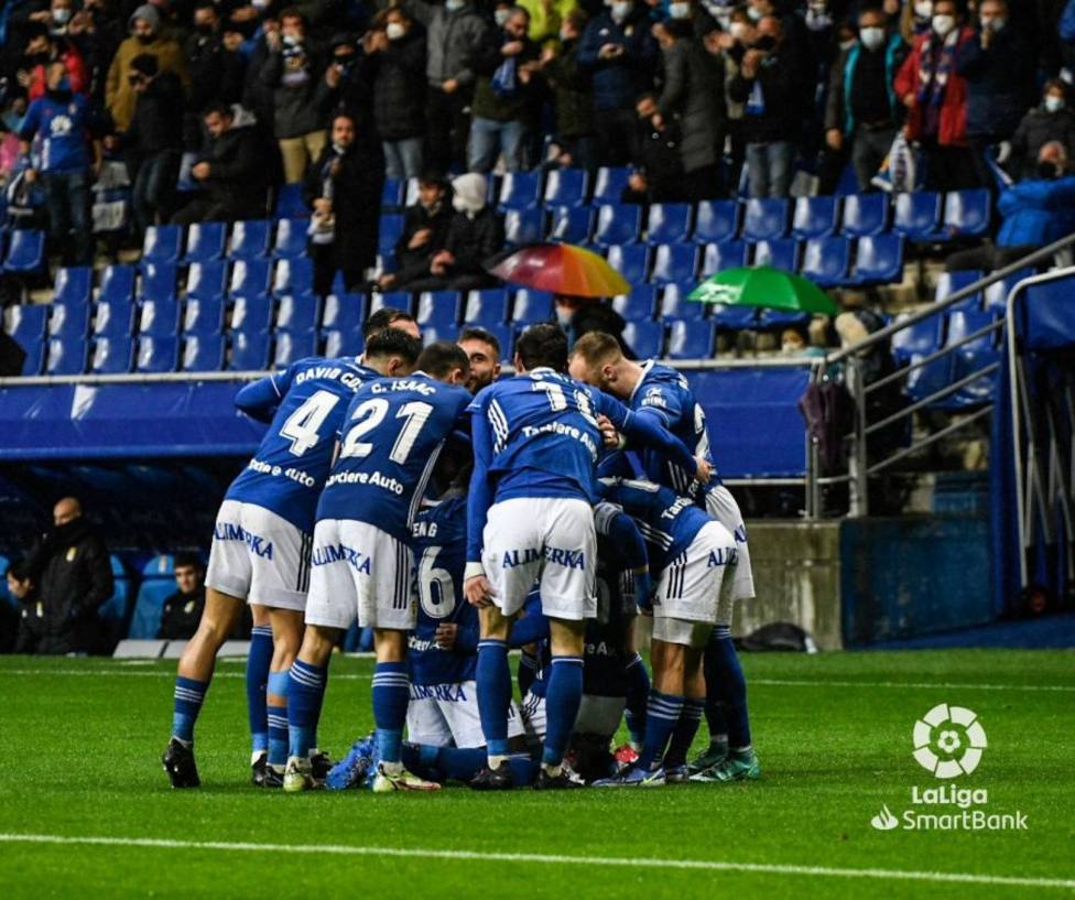 El Oviedo golea bajo la lluvia