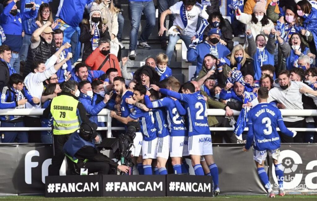 La victoria en Burgos permite al Oviedo mirar al playoff