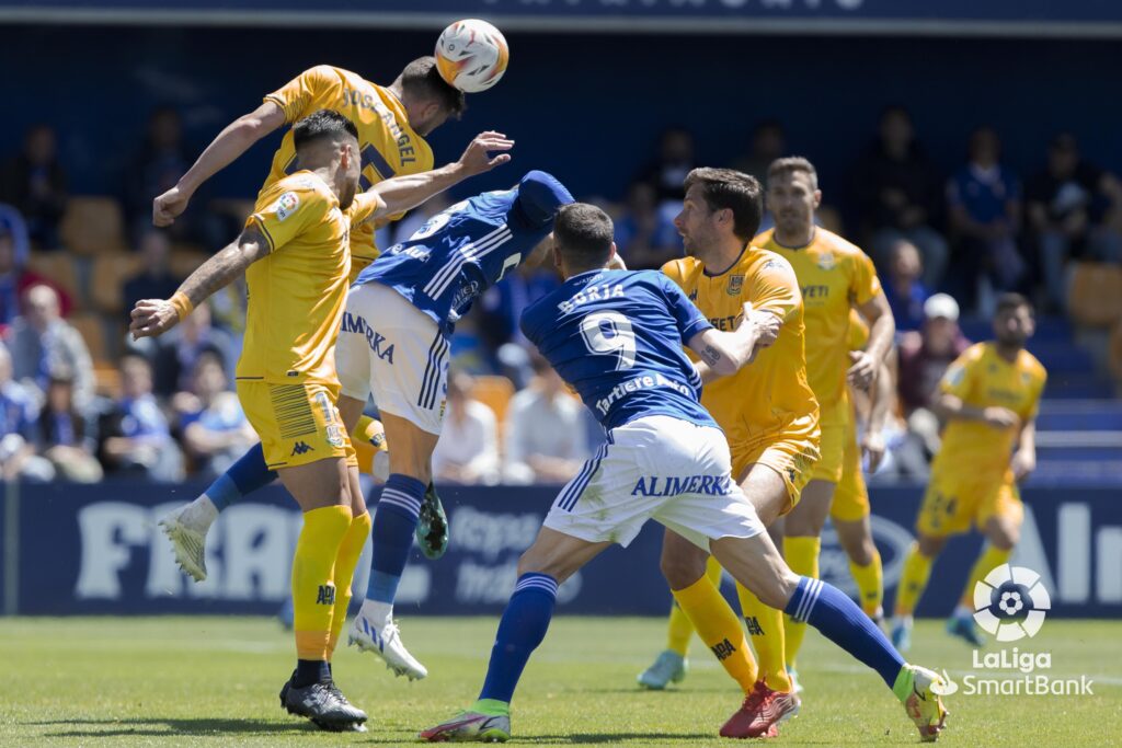 El Oviedo renace en los minutos finales y gana en Alcorcón